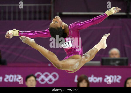 Gymnaste américaine Gabrielle Douglas est comme l'air elle passe par sa routine sur le sol pour gagner la médaille d'or au féminin tout autour de finales à la Greenwich Arena nord au Jeux Olympiques d'été de 2012, le 2 août 2012, à Londres, en Angleterre. UPI/Mike Theiler Banque D'Images