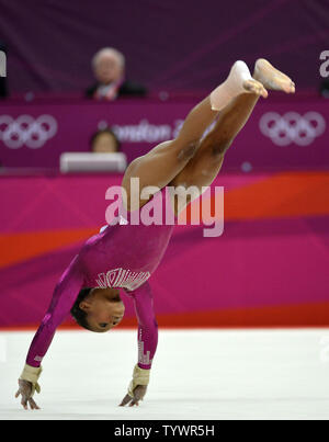 Gymnaste américaine Gabrielle Douglas passe par sa routine sur le sol pour gagner la médaille d'or au féminin tout autour de finales à la Greenwich Arena nord au Jeux Olympiques d'été de 2012, le 2 août 2012, à Londres, en Angleterre. UPI/Mike Theiler Banque D'Images