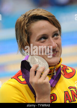 Médaillé d'argent de l'Espagne Mireia Belmonte Garcia (R) sourit pendant la cérémonie de remise des prix pour le Women's 800m nage libre à l'Aquatics Centre au cours de la London 2012 Jeux Olympiques d'été à Stratford, Londres, le 3 août 2012. UPI/Pat Benic Banque D'Images