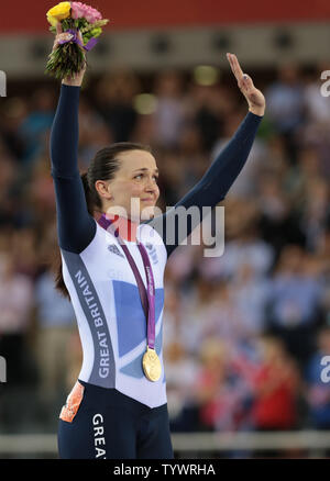 La société britannique Victoria Pendleton célèbre sa médaille d'or après avoir remporté le Women's Kerin événement cycliste au vélodrome à la London Jeux Olympiques d'été de 2012 sur 03 août 2012 à Londres. UPI/Hugo Philpott Banque D'Images