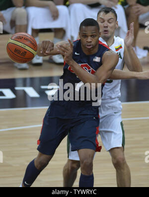 America's Russell Westbrook passe le ballon alors qu'il est obligé par la Lituanie's Sarunas Jasikevicius au cours de l'USA-Lituanie Men's Basketball compétition préliminaire au Jeux Olympiques d'été de 2012, le 4 août 2012, à Londres, en Angleterre. UPI/Mike Theiler Banque D'Images