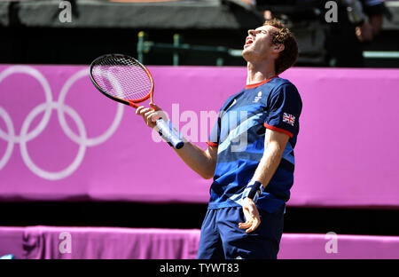 Andy Murray de Grande-bretagne réagit au cours de la finale de tennis masculin contre Roger Federer de la Suisse à la London Jeux Olympiques d'été de 2012 le 5 août 2012 à Wimbledon, Londres. Murray a battu Federer 6-2, 6-1, 6-4, pour remporter la médaille d'or. UPI/Brian Kersey Banque D'Images