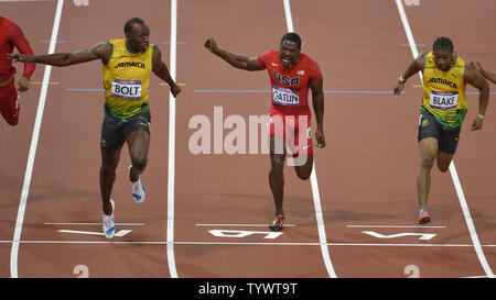 Usain Bolt de la Jamaïque (L) franchit la ligne d'arrivée pour gagner la médaille d'or chez les hommes 100m finale, en tant qu'Américains YOHAN BLAKE (R) remporte la médaille d'argent et Justin Gatlin (C) remporte la médaille de bronze, à l'été 2012 Jeux Olympiques, le 5 août 2012, à Londres, en Angleterre. Ensemble un record olympique avec un temps de 9,63 secondes. UPI/Mike Theiler Banque D'Images