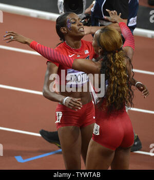 Le sprinteur américain DeeDee Trotter (L), qui a remporté la médaille de bronze, étreintes fellow American Sanya Richards-Ross, qui a remporté la médaille d'or au 400m femmes finale, au Jeux Olympiques d'été de 2012, le 5 août 2012, à Londres, en Angleterre. UPI/Mike Theiler Banque D'Images