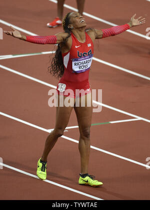 Le sprinteur américain Sanya Richards-Ross soulève ses bras dans la jubilation après avoir remporté la médaille d'or au 400m femmes finale, au Jeux Olympiques d'été de 2012, le 5 août 2012, à Londres, en Angleterre. UPI/Mike Theiler Banque D'Images