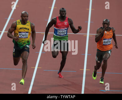 L-R pour la Jamaïque en Asafa Powell, la Gambie est Suwaibou andHolland Sanneh's Churandy Martina remporte la finale du 100 mètres lors de la troisième journée de l'athlétisme dans le stade des Jeux Olympiques de 2012 à Londres au Jeux Olympiques d'été le 5 août 2012 à Londres. UPI/Hugo Philpott Banque D'Images