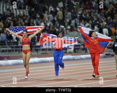 Médaillé d'or Jennifer Suhr des États-Unis (L-R), médaillé d'Yarisley Silva de Cuba et de Bronze Elena Isinbaeva la Russie de prendre un tour d'après les trois ont remporté des médailles dans le Perche à la Finale des Jeux Olympiques d'été de 2012 à Londres le 6 août 2012 à Stratford, Londres. UPI/Brian Kersey Banque D'Images