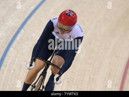 La société britannique Victoria Pendleton en action dans la demi-finale de la Women's Kerin event au vélodrome au Jeux Olympiques d'été de 2012 à Londres le 6 août 2012 à Londres. UPI/Hugo Philpott Banque D'Images