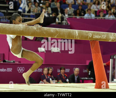 Gymnaste américaine Gabrielle Douglas glisse et doit saisir la poutre comme elle est tombée au cours de sa routine à l'appareil finales à la Greenwich Arena nord au Jeux Olympiques d'été de 2012, le 7 août 2012, à Londres, en Angleterre. UPI/Mike Theiler Banque D'Images