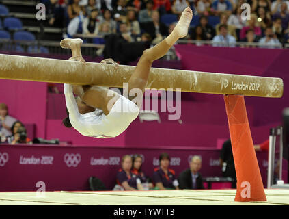 Gymnaste américaine Gabrielle Douglas glisse et doit saisir la poutre comme elle est tombée au cours de sa routine à l'appareil finales à la Greenwich Arena nord au Jeux Olympiques d'été de 2012, le 7 août 2012, à Londres, en Angleterre. UPI/Mike Theiler Banque D'Images