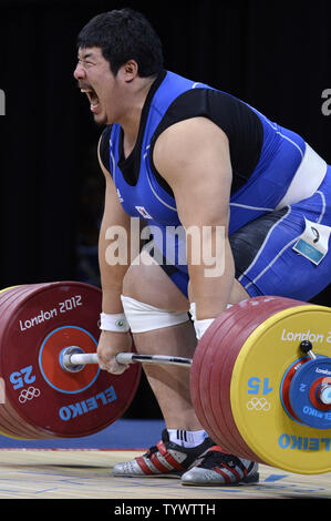 Sang-Guen haltérophile sud-coréen Jeon laisse échapper un gémissement bruyant comme il fait d'un ascenseur dans l'arraché la concurrence pendant la men's 105kg + Un groupe classe, à l'Excel Arena au Jeux Olympiques d'été de 2012, le 7 août 2012, à Londres, en Angleterre. UPI/Mike Theiler Banque D'Images