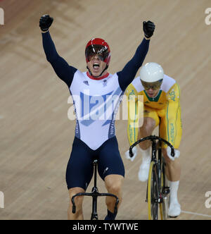 Chris Hoy la Grande-Bretagne célèbre remportant la finale du Keirin event au vélodrome à la London 2012 Jeux Olympiques d'été le 7 août 2012 à Londres. UPI/Hugo Philpott Banque D'Images