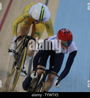 Anna Meares L'Australie contre la Grande-Bretagne courses's Victoria Pendleton dans la finale du sprint de la femme au vélodrome au Jeux Olympiques d'été de 2012 à Londres le 7 août 2012 à Londres. UPI/Hugo Philpott Banque D'Images