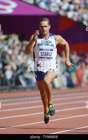 Roman Sebrle de la République tchèque participe à la 100M de la Décathlon Hommes au Jeux Olympiques d'été de 2012 à Londres le 8 août 2012 à Stratford, Londres. L'ancien détenteur du record du monde a terminé en 11,54 secondes et détachée du décathlon après le 100M après une blessure au talon droit. UPI/Brian Kersey Banque D'Images