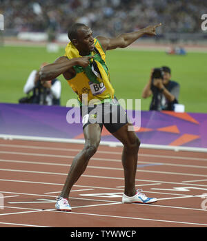 Usain Bolt de la Jamaïque frappe un poser pour les photographes après avoir remporté une médaille d'or dans le 200m masculin finale aux Jeux Olympiques d'été de 2012 à Londres le 9 août 2012 à Stratford, Londres. Bolt a remporté une médaille d'or avec un temps de 19,32 secondes en finale. UPI/Brian Kersey Banque D'Images