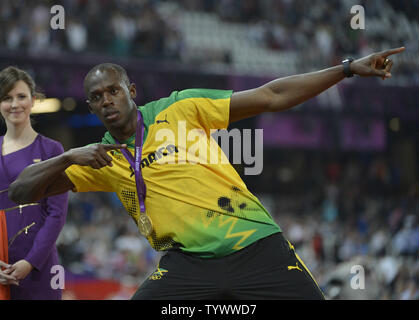 Usain Bolt de la Jamaïque frappe un poser pendant la cérémonie de la victoire pour le 200m masculin finale aux Jeux Olympiques d'été de 2012 à Londres le 9 août 2012 à Stratford, Londres. Bolt a remporté une médaille d'or avec un temps de 19,32 secondes en finale. UPI/Brian Kersey Banque D'Images