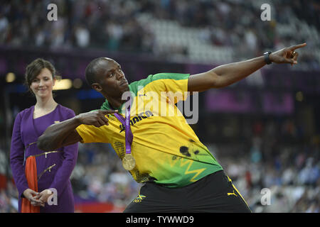 Usain Bolt de la Jamaïque frappe un poser pendant la cérémonie de la victoire pour le 200m masculin finale aux Jeux Olympiques d'été de 2012 à Londres le 9 août 2012 à Stratford, Londres. Bolt a remporté une médaille d'or avec un temps de 19,32 secondes en finale. UPI/Brian Kersey Banque D'Images