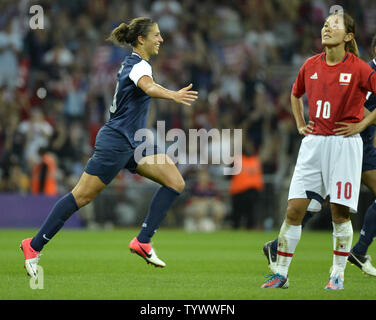 United States' Carli Lloyd (L) jubilates après avoir marqué son deuxième but du jeu, que le Japon Homare Sawa est en crise, comme l'équipe des Etats-Unis a ajouté une victoire 2-1 sur le Japon pour la médaille d'or du football féminin au stade de Wembley au Jeux Olympiques d'été de 2012, le 9 août 2012, à Londres, en Angleterre. UPI/Mike Theiler Banque D'Images