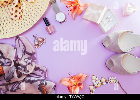 Femmes d'été tenue. Ensemble de vêtements, chaussures, cosmétiques et accessoires de fleurs fraîches. Beauty fashion concept. Bijoux à la mode. Copy space Banque D'Images