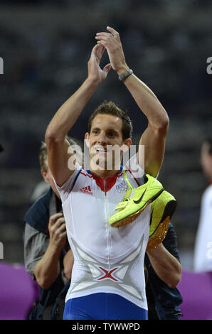 Renaud Lavillenie de France célèbre après avoir défini un record olympique avec un saut de hauteur 5,97 M dans l'épreuve du saut à la perche à la Finale des Jeux Olympiques d'été de 2012 à Londres le 10 août 2012 à Stratford, Londres. Lavillenie's Jump lui vaut la médaille d'or. UPI/Brian Kersey Banque D'Images