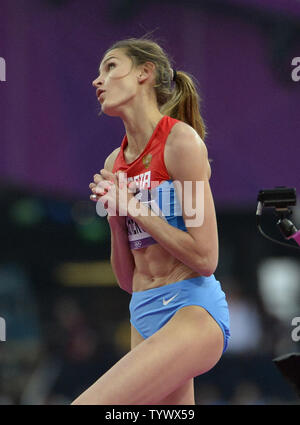 Anna Chicherova de la Russie réagit après la réussite d'un saut dans la finale du saut en hauteur femmes au Jeux Olympiques d'été de 2012 à Londres le 11 août 2012 à Stratford, Londres. Chicherova remporte une médaille d'or avec un saut de 2,05 M lors de la finale. UPI/Brian Kersey Banque D'Images