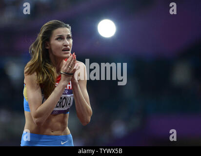 Anna Chicherova de la Russie réagit après la réussite d'un saut dans la finale du saut en hauteur femmes au Jeux Olympiques d'été de 2012 à Londres le 11 août 2012 à Stratford, Londres. Chicherova remporte une médaille d'or avec un saut de 2,05 M lors de la finale. UPI/Brian Kersey Banque D'Images