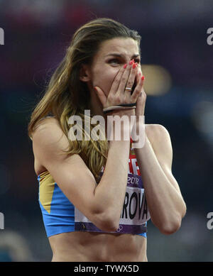 Anna Chicherova de la Russie réagit après la réussite d'un saut dans la finale du saut en hauteur femmes au Jeux Olympiques d'été de 2012 à Londres le 11 août 2012 à Stratford, Londres. Chicherova remporte une médaille d'or avec un saut de 2,05 M lors de la finale. UPI/Brian Kersey Banque D'Images