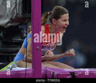 Anna Chicherova de la Russie réagit après la réussite d'un saut dans la finale du saut en hauteur femmes au Jeux Olympiques d'été de 2012 à Londres le 11 août 2012 à Stratford, Londres. Chicherova remporte une médaille d'or avec un saut de 2,05 M lors de la finale. UPI/Brian Kersey Banque D'Images