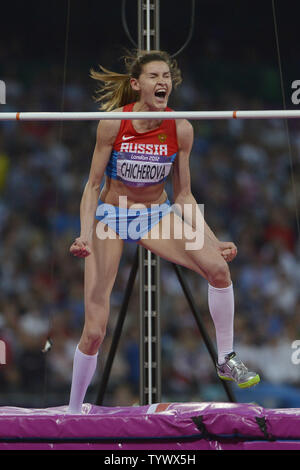 Anna Chicherova de la Russie réagit après le saut avec succès à 2.05M pour passer en position dans la Médaille d'or au saut en hauteur femmes finale aux Jeux Olympiques d'été de 2012 à Londres le 11 août 2012 à Stratford, Londres. Chicherova remporte une médaille d'or avec un saut de 2,05 M lors de la finale. UPI/Brian Kersey Banque D'Images