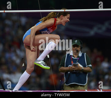 Anna Chicherova de la Russie réagit après le saut avec succès à 2.05M pour passer en position dans la Médaille d'or au saut en hauteur femmes finale aux Jeux Olympiques d'été de 2012 à Londres le 11 août 2012 à Stratford, Londres. Chicherova remporte une médaille d'or avec un saut de 2,05 M lors de la finale. UPI/Brian Kersey Banque D'Images