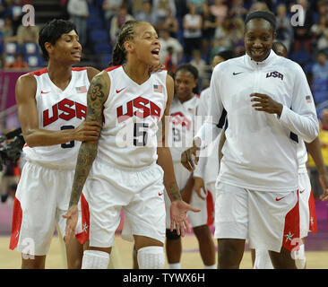 United States' Seimone Augustus (C) et Angel McCoughtry (L) dans l'allégresse avec ses coéquipiers après avoir remporté la médaille d'or en battant la France, 86-50, à l'Jeux olympiques d'été de 2012, le 11 août 2012, à Londres, en Angleterre. UPI/Mike Theiler Banque D'Images