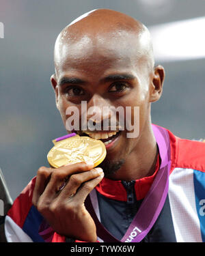 La société britannique Mo Farah mord la médaille d'or après avoir remporté la finale masculine de 5000 mètres sur le neuvième jour du stade d'athlétisme aux Jeux Olympiques de 2012 à Londres au Jeux Olympiques d'été le 11 août 2012 à Londres. UPI/Hugo Philpott Banque D'Images