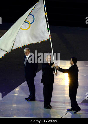 Jacques Rogge, Président du Comité International Olympique (CIO), centre, les mains le drapeau olympique au maire de Rio de Janeiro, Eduardo Paes, droite, comme Boris Johnson, Maire de Londres, à gauche, regarde lors de la cérémonie de clôture des Jeux Olympiques d'été de 2012 à Londres le 12 août 2012 à Londres. Rio de Janeiro accueillera les Jeux Olympiques de 2016. UPI/Ron Sachs Banque D'Images