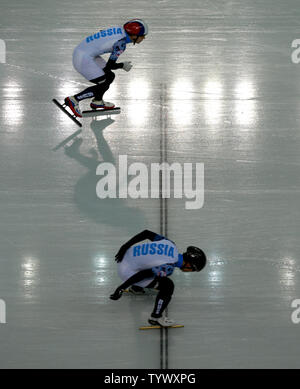 Les membres de la Fédération de patinage de vitesse courte piste de patinage de l'équipe au cours d'une séance d'essai avant le début des Jeux Olympiques d'hiver de Sotchi 2014 le 3 février 2014 à Sotchi, Russie. Les Jeux olympiques de Sotchi 2014 est ouvert le 7 février 2014. UPI/Molly Riley Banque D'Images