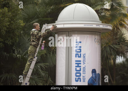 Les travailleurs d'un nettoie un signe pour les Jeux Olympiques d'hiver de 2014 à Sotchi dans le centre-ville de Sotchi, Ruissn deux jours avant l'ouverture des Jeux Olympiques d'hiver de 2014 le 5 février 2014. UPI/Kevin Dietsch Banque D'Images