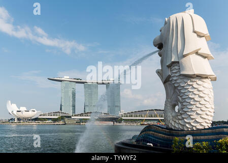 02 octobre, 2018 : Merlion, l'icône nationale de Singapour (demi-lion, la moitié-poisson & statue fontaine) avec la célèbre Marina Bay derrière. Singapour Banque D'Images