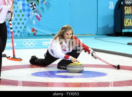 Célèbre curleur canadien skip et Jennifer Jones lance les pierres pendant le Canada contre la Chine dans le jeu de tournoi de curling femmes pendant les Jeux Olympiques d'hiver de 2010 à Sotchi, en Russie le 10 février 2014. UPI/Vidon-White Maya Banque D'Images