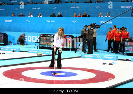 Skip canadien célèbre et Jennifer Jones de courbure des signaux à ses coéquipiers lors du match contre la Chine dans le tournoi de curling femmes pendant les Jeux Olympiques d'hiver de 2010 à Sotchi, en Russie le 10 février 2014. UPI/Vidon-White Maya Banque D'Images