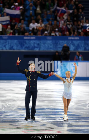 Les Russes Tatiana Volosozhar et Maxim Trankov salue le public après leur performance à la figure skating : couples programme court au cours de l'événement des Jeux Olympiques d'hiver de Sotchi le 11 février 2014. L'ancien champion olympique s'est classé 24e. UPI/Vidon-White Maya Banque D'Images