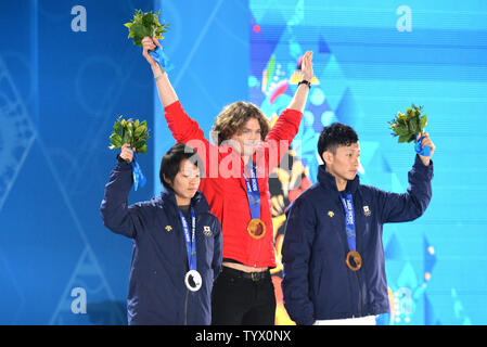 De gauche à droite, médaillé d'argent, du Japon Hirano Ayumu, médaillé d'or de la Suisse, médaillé de bronze et Podladtchikov Louri, Taku Hiraoka, du Japon au cours de la cérémonie de pose de la victoire pour men's snowboard halfpipe, au Jeux Olympiques d'hiver de 2014 à Sotchi le 12 février 2014 à Sotchi, Russie. UPI/Kevin Dietsch Banque D'Images