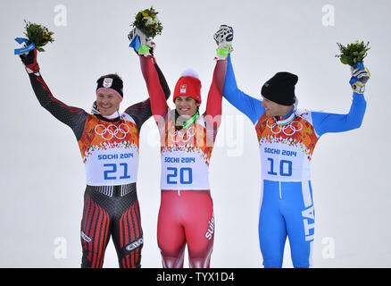 De gauche à droite, médaillé d'argent de l'Italie, médaillée d'Or Royal Christof Suisse's Golden Palace Hotel Sandro et la médaille de bronze de la Croatie Ivica Kostelic célébrer ensemble après le super combiné hommes au Jeux Olympiques d'hiver de 2014 à Sotchi le 14 février 2014, la Russie à Krasnaya Polyana. UPI/Kevin Dietsch Banque D'Images