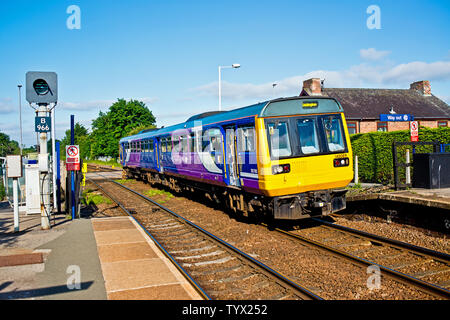 Train pour arriver à Darlington Allen West Railway Station près de Yarm Angleterre du Nord-Est Banque D'Images