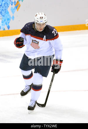 USA's Dustin Brown célèbre après avoir marqué contre la République tchèque dans la première période de match quart leur pendant le Jeux Olympiques d'hiver de 2014 à Sotchi le 19 février 2014 à Sotchi, Russie. UPI/Kevin Dietsch Banque D'Images
