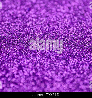 Paillettes décoratives violet. Image en arrière-plan avec des lumières de bokeh petits éléments qui reflètent la lumière Banque D'Images