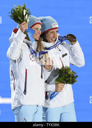 Médaille d'or de la Norvège et Ingvild Flugstad Marit Bjoergen célèbre avec leurs médailles au cours de la piste de ski de l'équipe de dames classique sprint au Jeux Olympiques d'hiver de 2014 à Sotchi le 20 février 2014 à Sotchi, Russie. UPI/Kevin Dietsch Banque D'Images