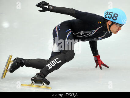 USA'S J.R. Celski courses les tours de qualification de la courte piste : les hommes 500m pendant les Jeux Olympiques d'hiver de Sotchi le 21 février 2014. Celski classé 6e. UPI/Vidon-White Maya Banque D'Images