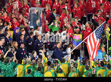 Michael Phelps a le drapeau américain qu'il dirige les États-Unis dans l'arène lors de la cérémonie d'ouverture des Jeux Olympiques de Rio 2016 commence à Rio de Janeiro, Brésil le 5 août 2016. Photo par Kevin Dietsch/UPI Banque D'Images