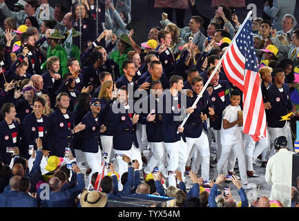 Michael Phelps a le drapeau américain qu'il dirige les États-Unis dans l'arène lors de la cérémonie d'ouverture des Jeux Olympiques de Rio 2016 commence à Rio de Janeiro, Brésil le 5 août 2016. Photo par Kevin Dietsch/UPI Banque D'Images