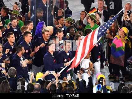 Michael Phelps a le drapeau américain qu'il dirige les États-Unis dans l'arène lors de la cérémonie d'ouverture des Jeux Olympiques de Rio 2016 commence à Rio de Janeiro, Brésil le 5 août 2016. Photo par Kevin Dietsch/UPI Banque D'Images