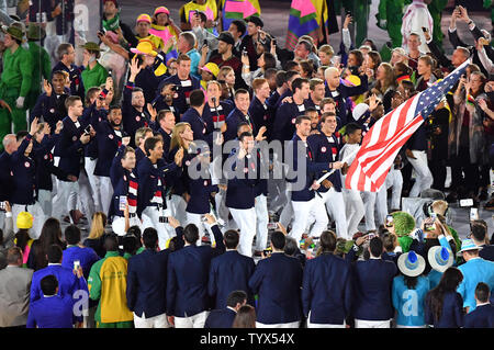 Michael Phelps a le drapeau américain qu'il dirige les États-Unis dans l'arène lors de la cérémonie d'ouverture des Jeux Olympiques de Rio 2016 commence à Rio de Janeiro, Brésil le 5 août 2016. Photo par Kevin Dietsch/UPI Banque D'Images